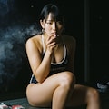 競泳美女、喫煙、ロッカー 2枚目