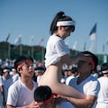 わが校の体育祭の伝統行事「女子のみ全裸騎馬戦」の男子生徒の気合いが尋常なかった！ 12枚目