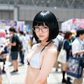 コミケ会場でビキニメガネ娘を撮影 4枚目