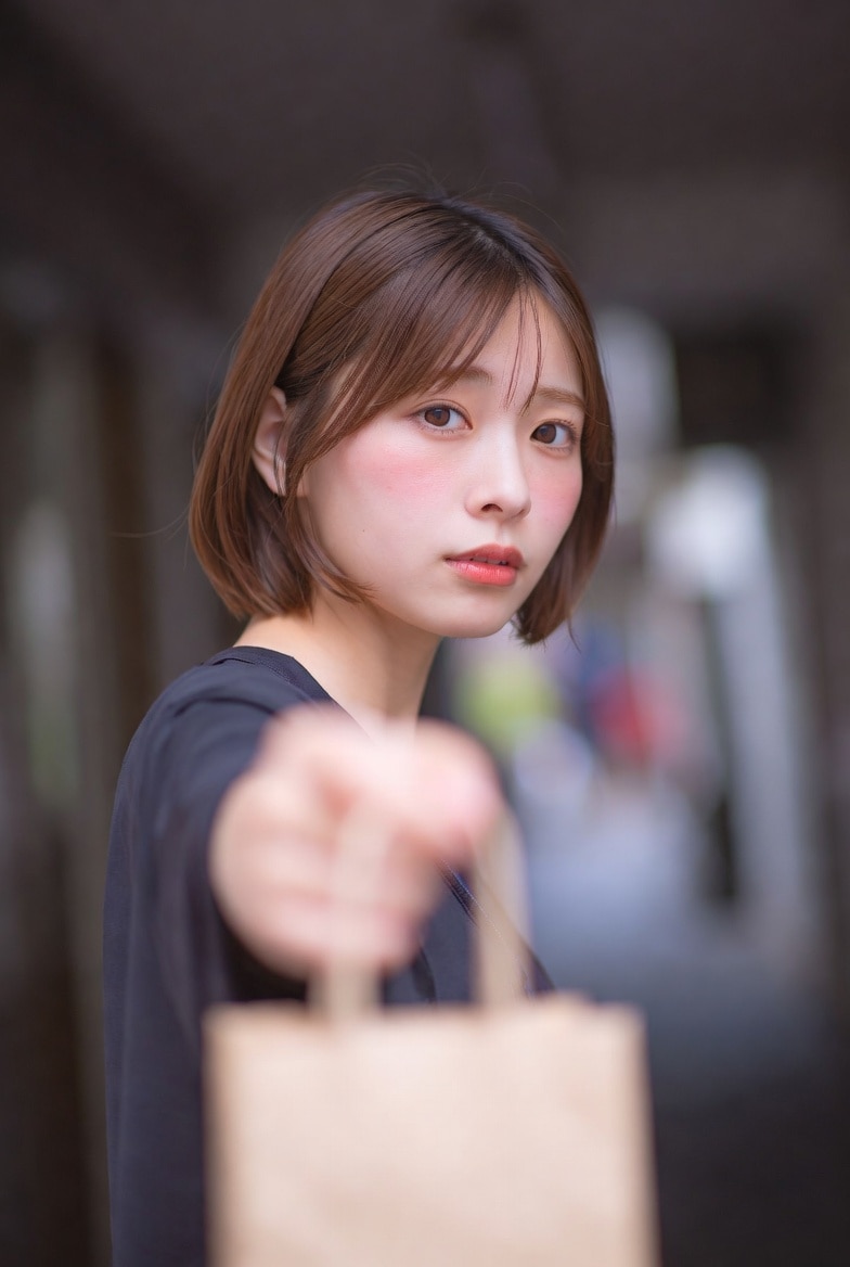 あ、そうそうチョコあげる。「ついで」だよ！  それだけ…ほんまやで、ほんま。 | の人気AIイラスト・グラビア