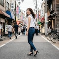 スキニーデニムと黒パンプス 3枚目