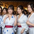 修学旅行の夜、浴衣を着せ女子生徒とたちと温泉街に繰り出したら男たちの嫉妬に遭った。でも最後に… 3枚目