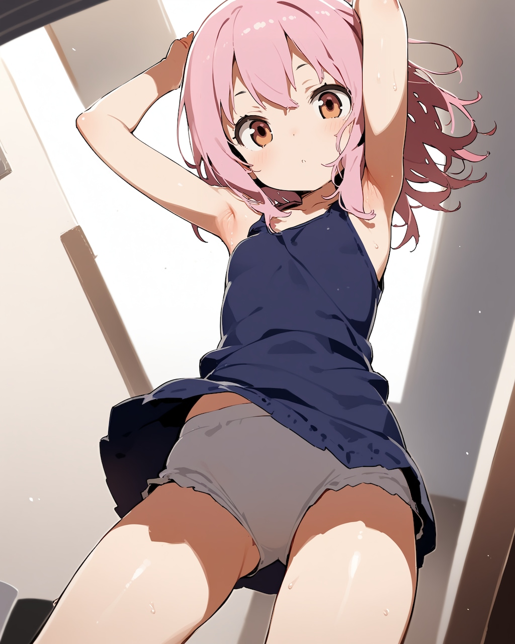 家でタンクトップの子