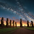 神秘のモアイ像、星空にそびえ立つ 4枚目