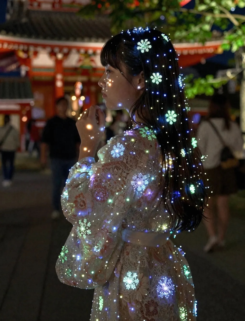 着衣のイルミネーションガール