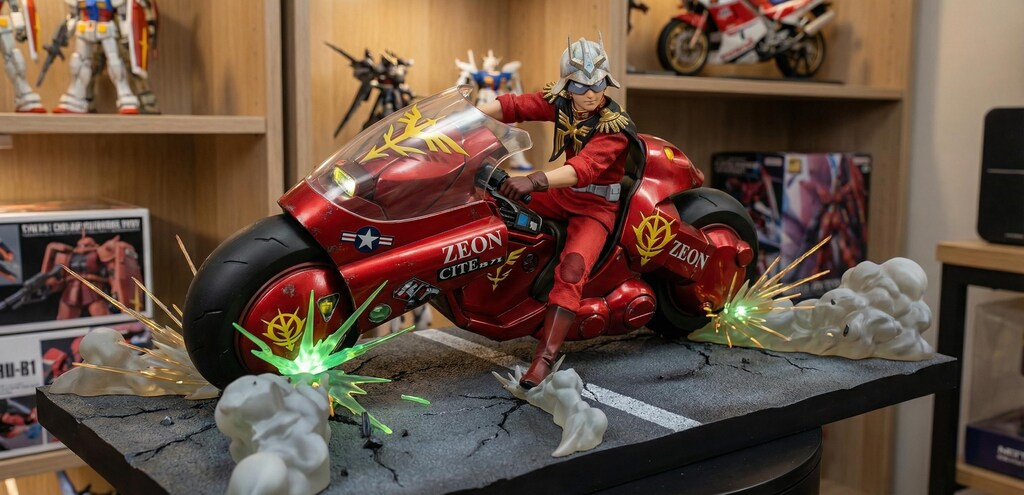 赤いので超電導バイクにも乗れてしまうシャア