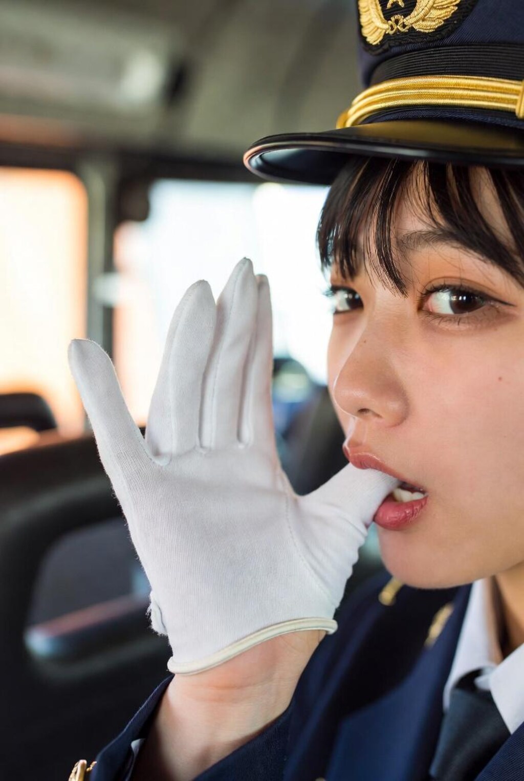 右手をご覧ください