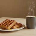 デザートの蜂蜜掛けワッフルと珈琲のセット 2枚目