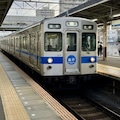 高島平駅に停まる都営三田線6000形 2枚目