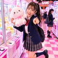 ゲームセンターで遊ぶ女の子 3枚目
