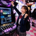 ゲームセンターで遊ぶ女の子 4枚目