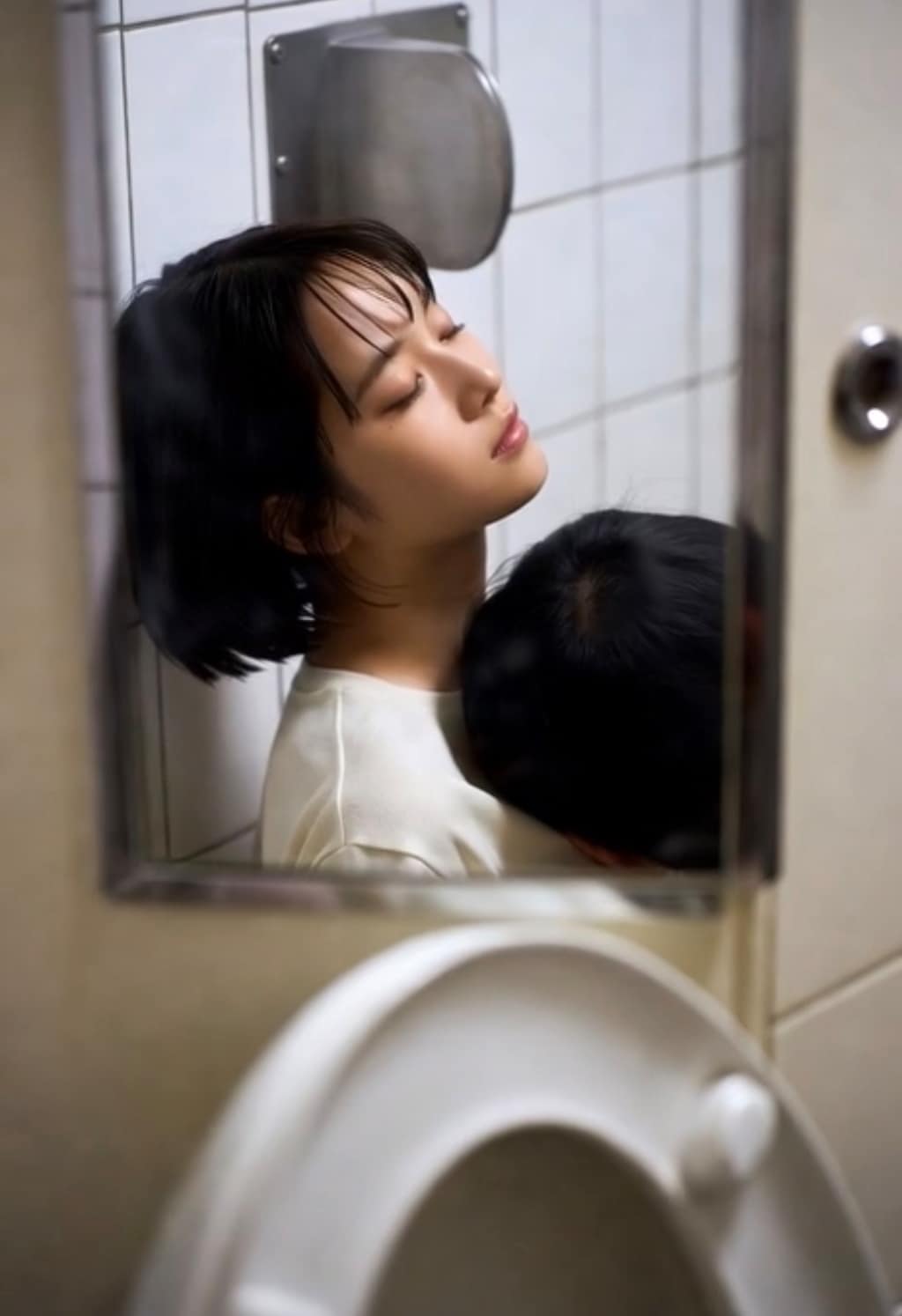 トイレの鏡に映る美女