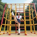 公園の遊具で遊ぶ彼女 6枚目