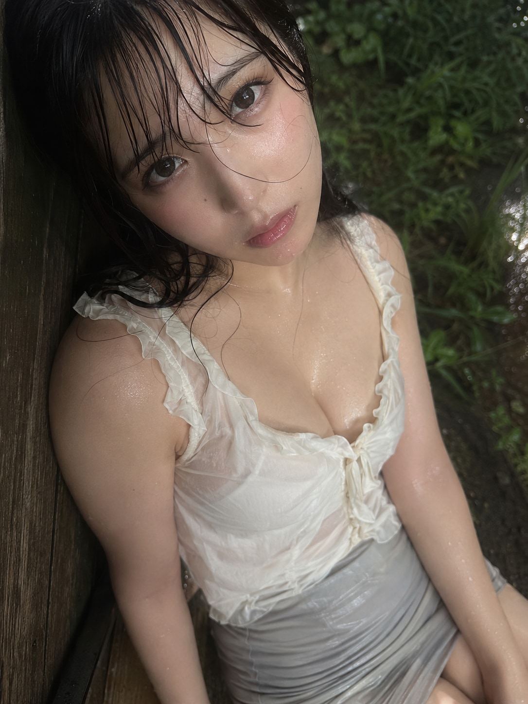 突然のスコールに濡れたOL