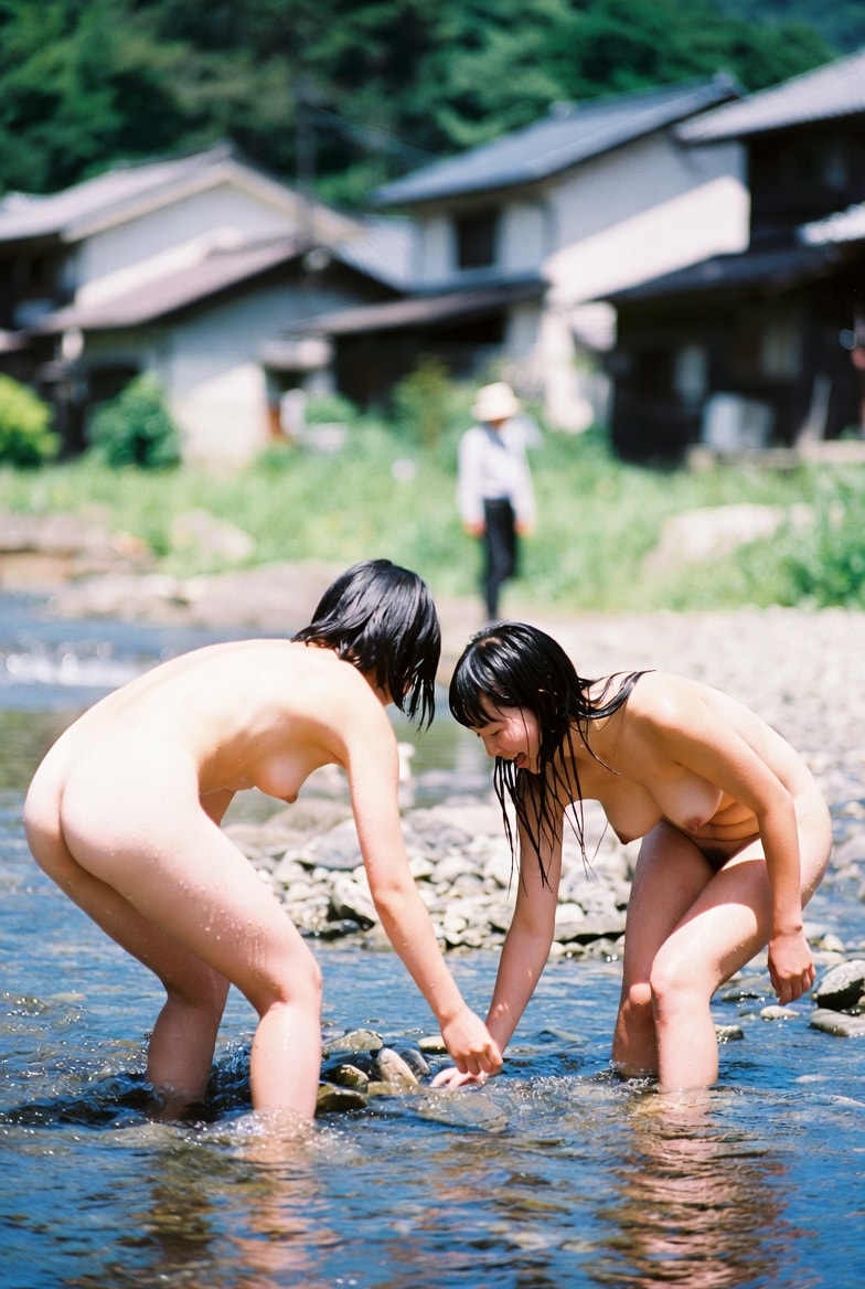 田舎の川で水遊びする２人の女性