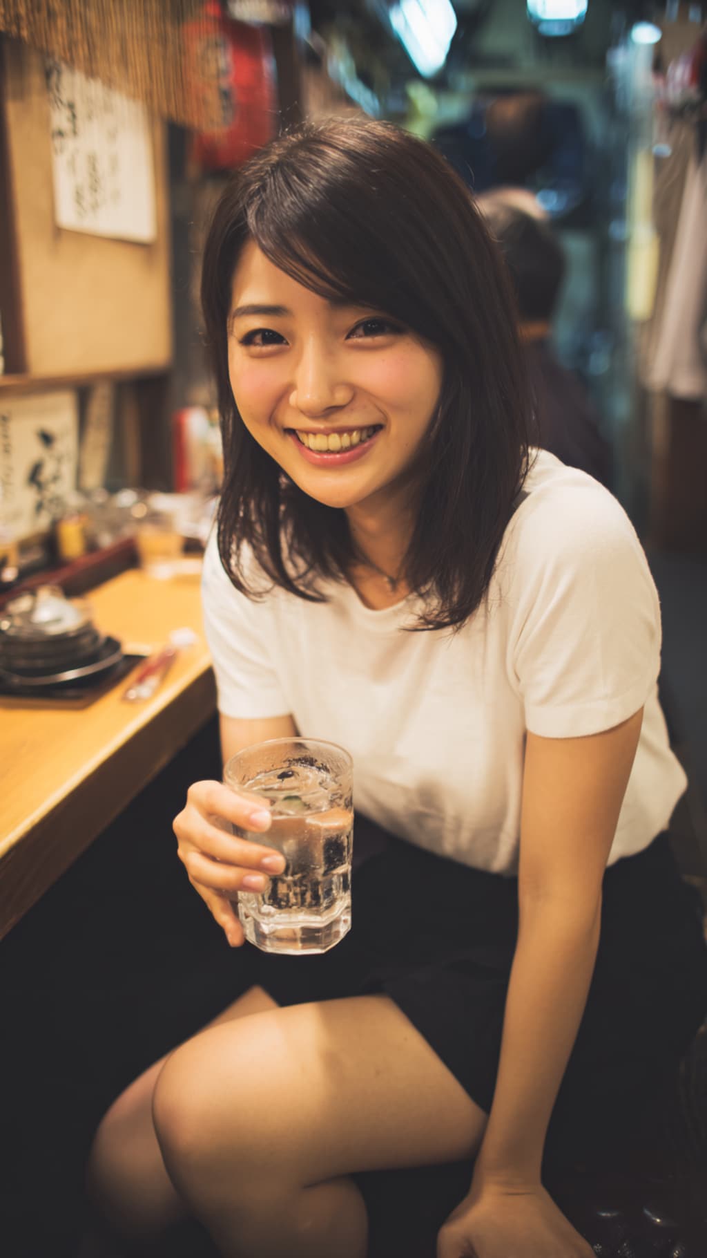 忘年会の居酒屋でエロい女子