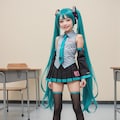 ママに対抗して初音ミクのコスプレをしている愛ちゃん 2枚目