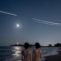 夜のビーチに立つ 3枚目