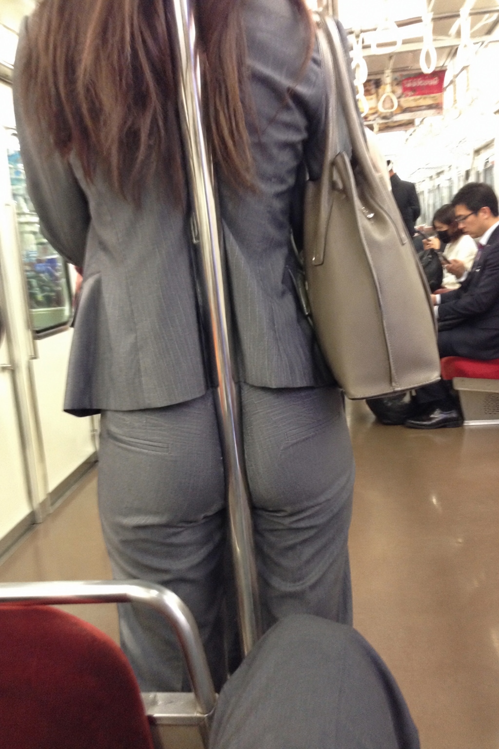 手すりを挟むOL