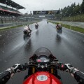 雨のレースシーン 4枚目