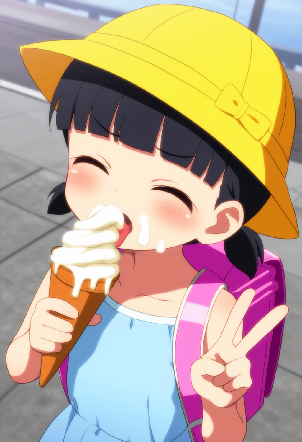 ソフトクリームをおいしそうに食べる子