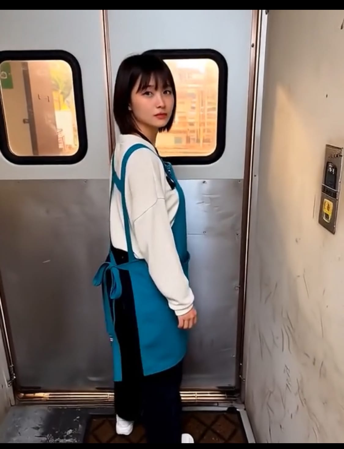 バックヤードのパートさん | の人気AIイラスト・グラビア