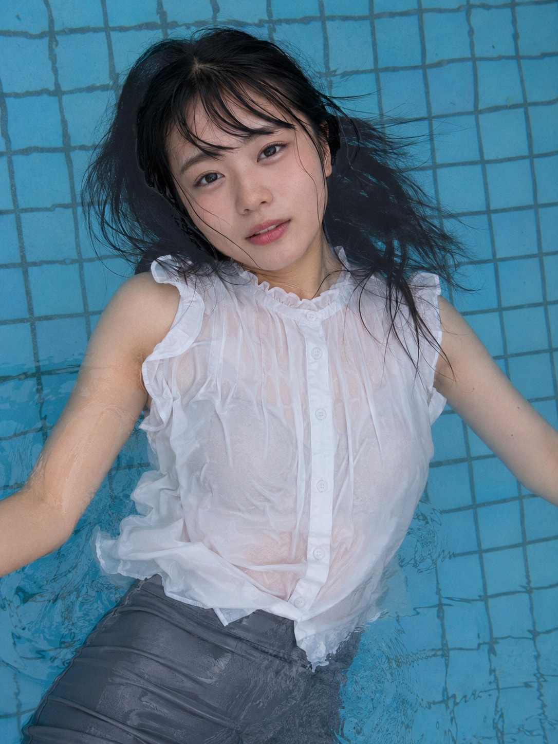 プールに浮かぶOL