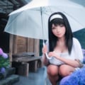 傘をさしてしゃがむ女性 5枚目