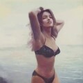 黒い水着の女性モデル 2枚目