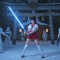 ライトセーバーを構える巫女さん 2枚目