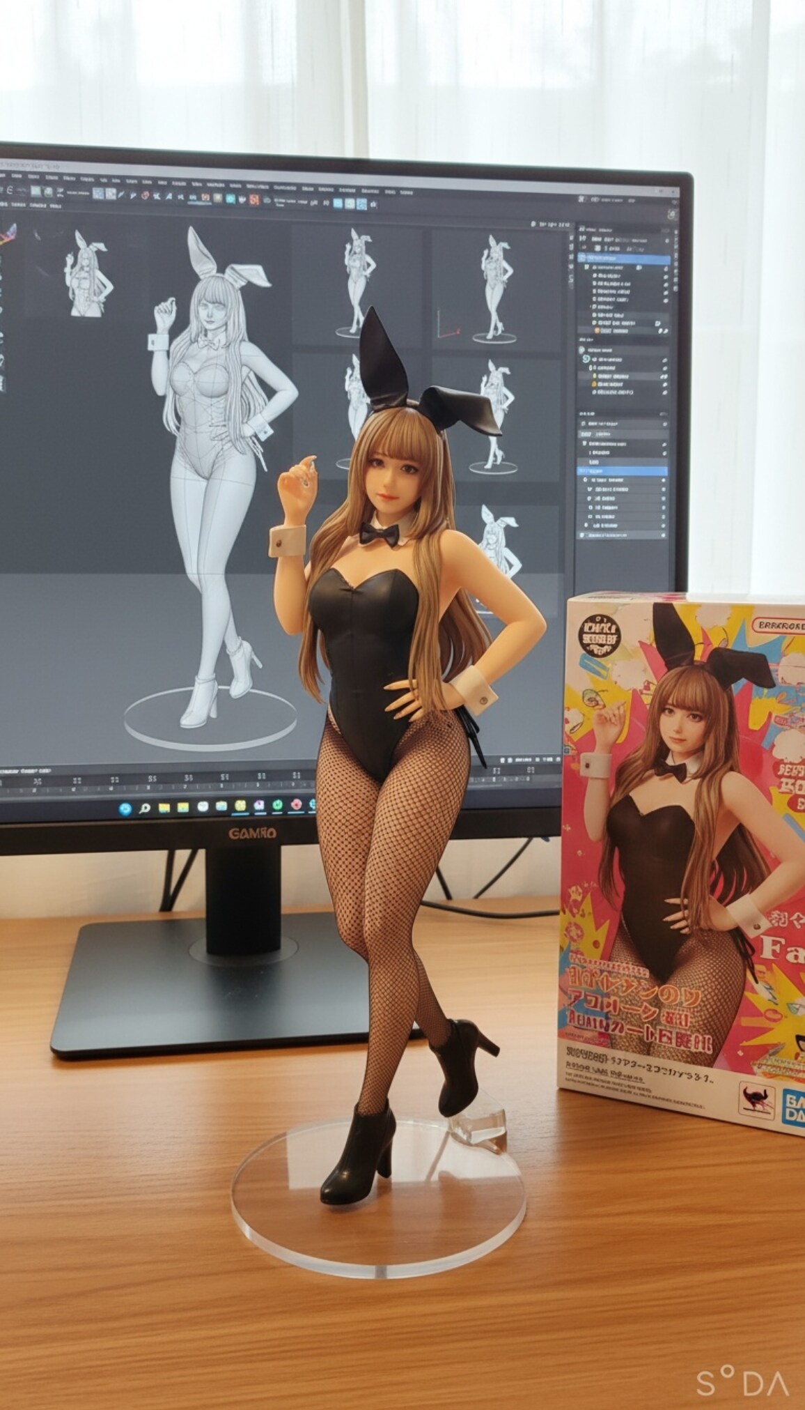 太腿のムッチリしたセクシー黒バニーガール