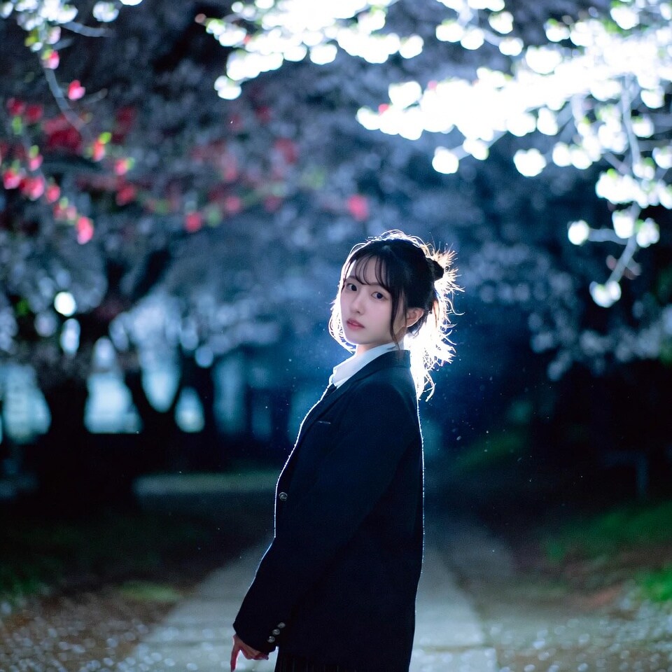 夜桜の下で