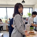 お腹が空いて学食に。給仕の方にも、コートの中を見てもらいたくなって 2枚目