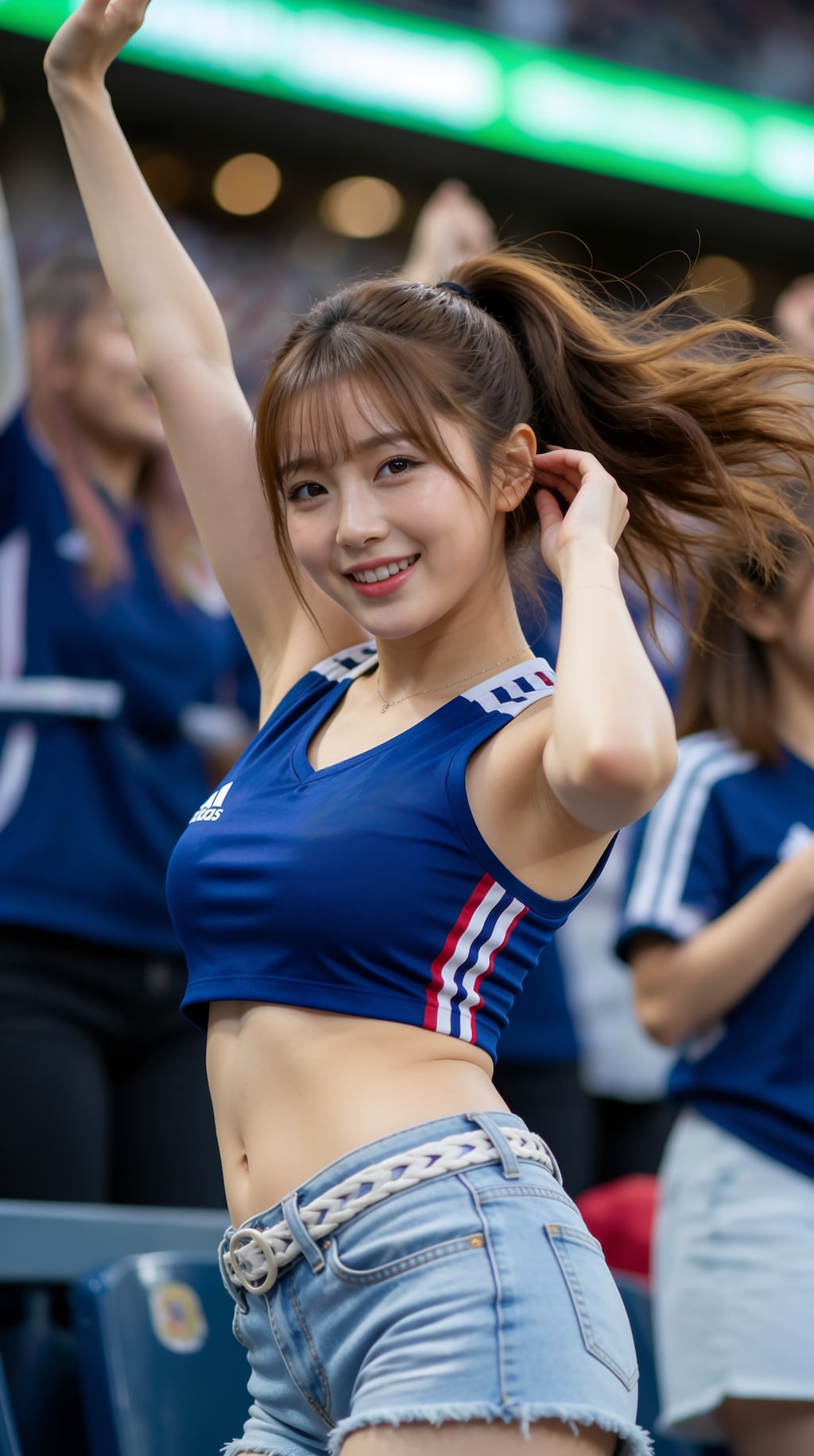 弾ける笑顔とスポーティー・ショートパンツ