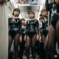 ぴっちり衣装電車露出×サイバーパンク 5枚目