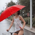 115、いつもこの路地を自転車で通るワイルドな女子～雨の日に俺は、あの透け透けおっぱいを間近で見たくて、傘さし運転を口実にその娘に注意しに行ったらめっちゃキレられてボコボコにされた。 2枚目
