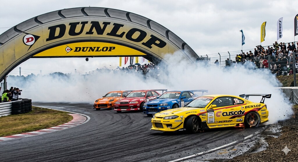 🚗ダンロップコーナーをドリフトで抜けていく