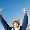 真冬の札幌でピースするイケメン 6枚目