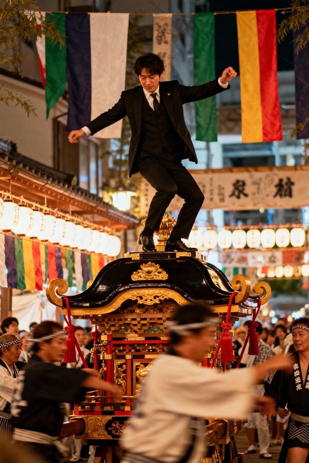 神輿に乗せられている男