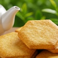 デザートの六角形の煎餅と緑茶のセット 4枚目