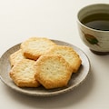 デザートの六角形の煎餅と緑茶のセット 2枚目