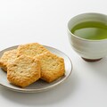 デザートの六角形の煎餅と緑茶のセット 3枚目