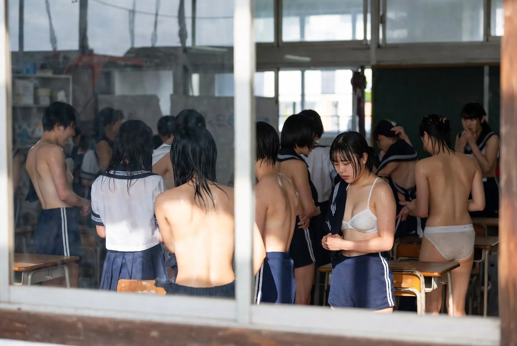 望遠レンズで教室を… (3)