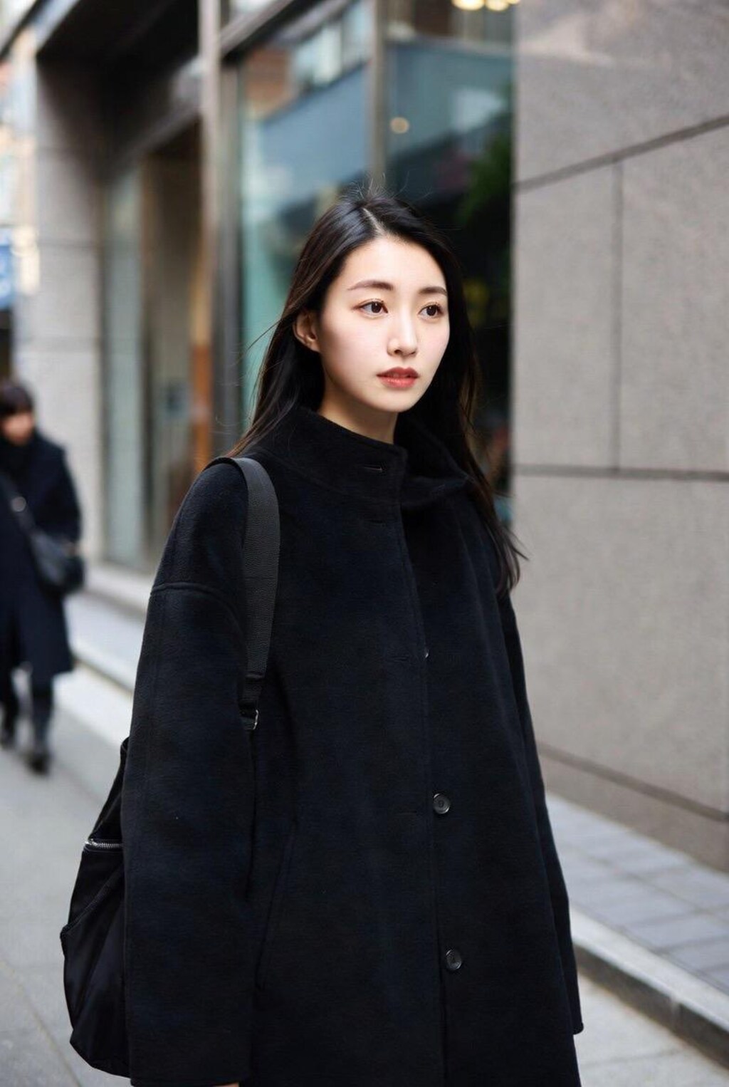 黒コートの女の子