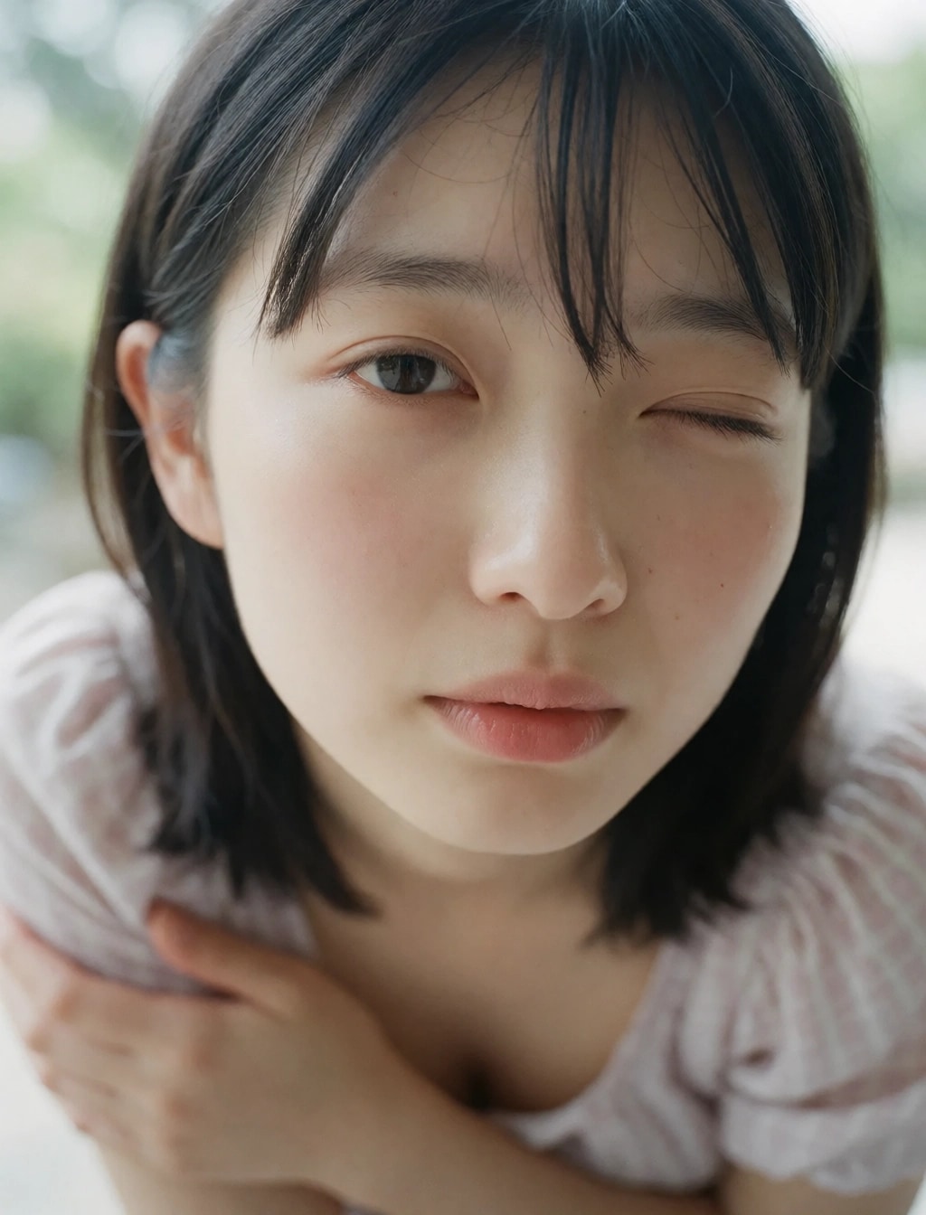 目にゴミが入った子の目のやり場に困るポーズ