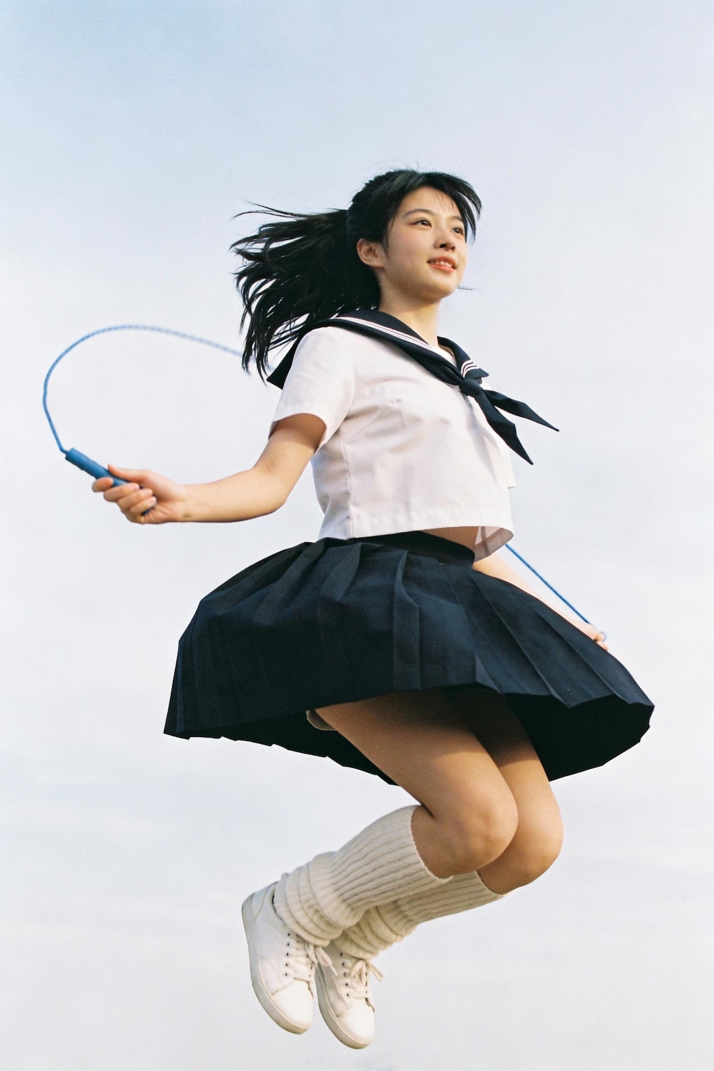 縄跳びする少女