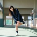 片足を上げている女学生 5枚目