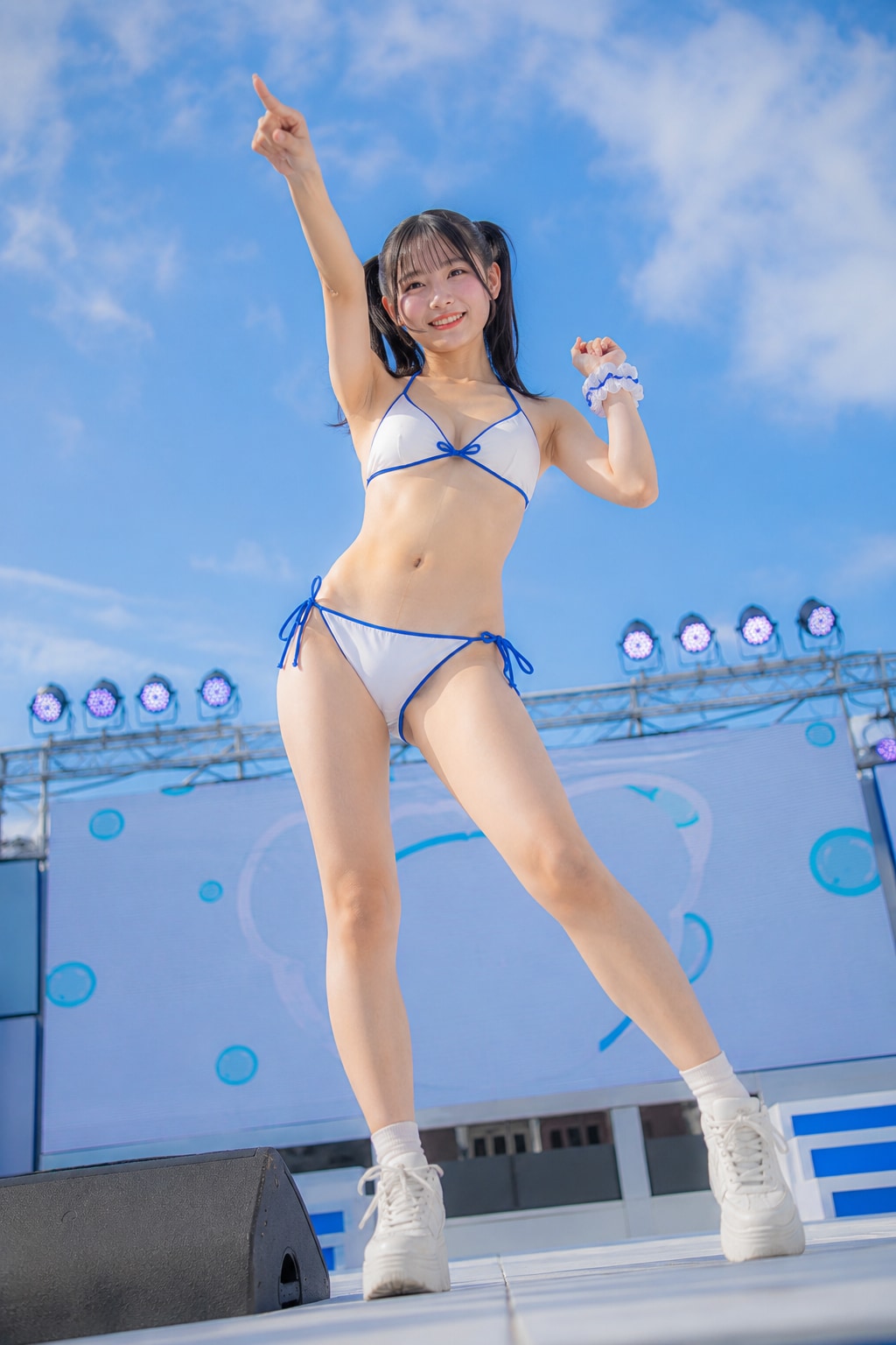 青いラインで縁取られた白いビキニ