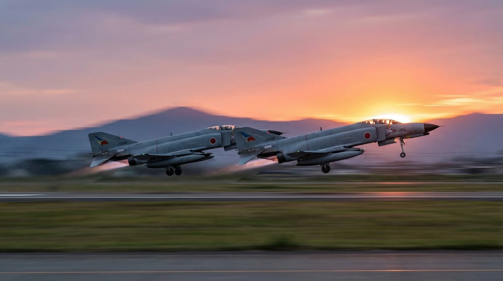 【お試し生成】F-4EJ改 ファントムⅡ のスクランブル離陸シーン。