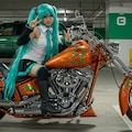 初音ミクコスプレイヤーとハーレーダビッドソン 2枚目